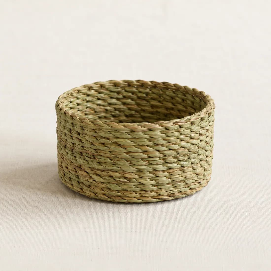 Pot Cover Ø18 — Seagrass — Seagrass weave, shown empty on a plain background