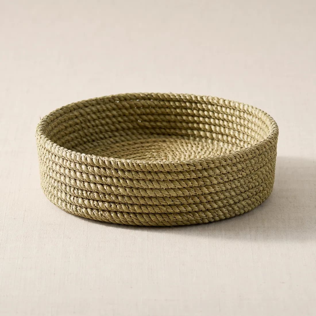 Round Basket Ø25 — Seagrass — Seagrass weave, shown empty on a plain background