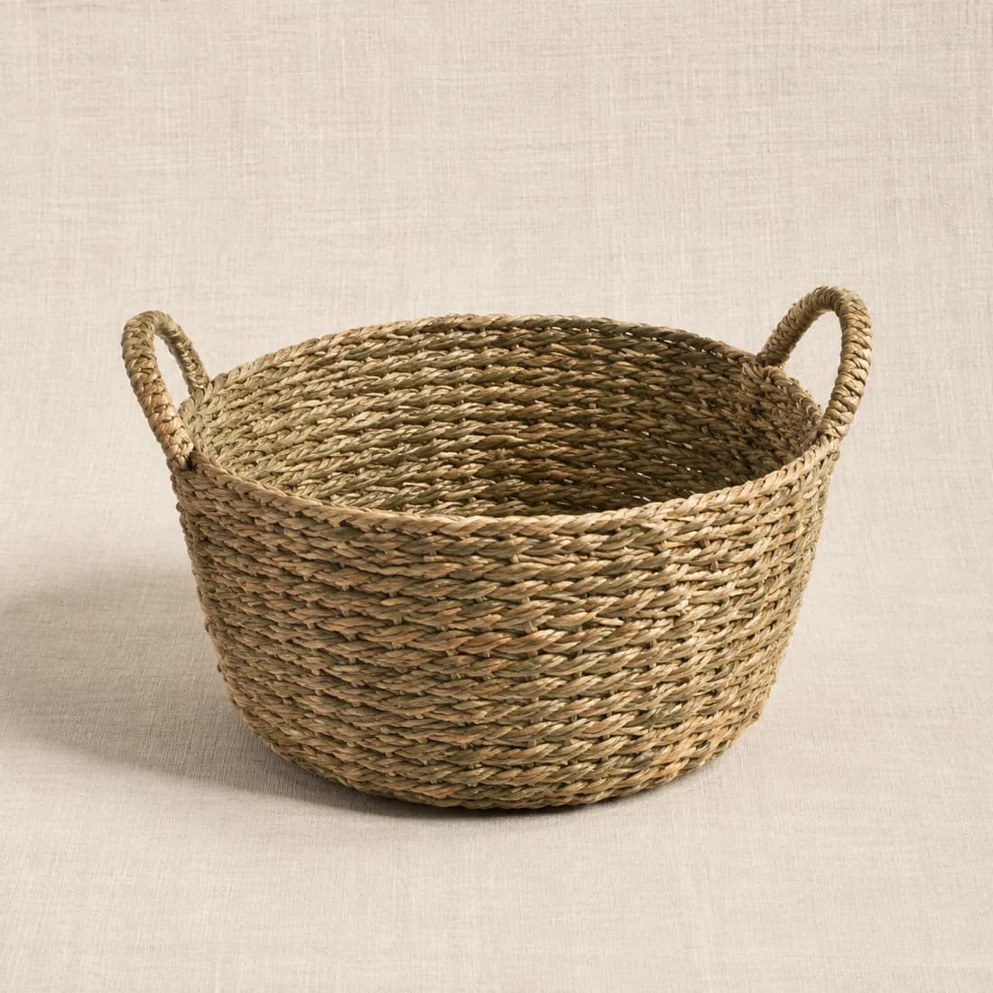 Round Basket Ø32 — Seagrass — Seagrass weave, shown empty on a plain background